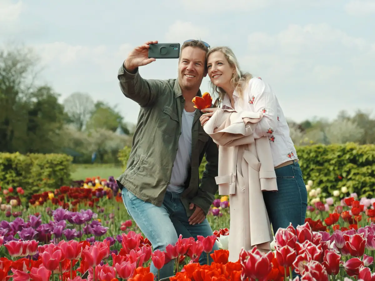 Stel neemt selfie in de bloembollentuin