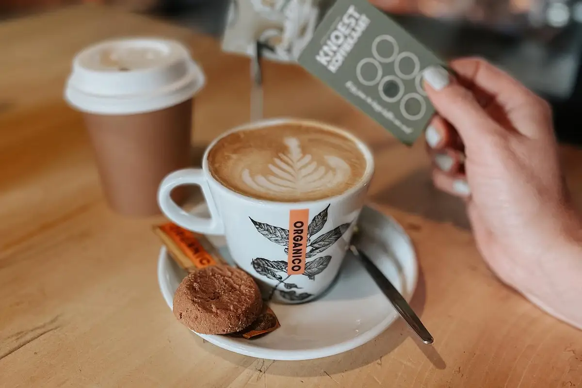 Koffie van Knoest met een koekje er bij