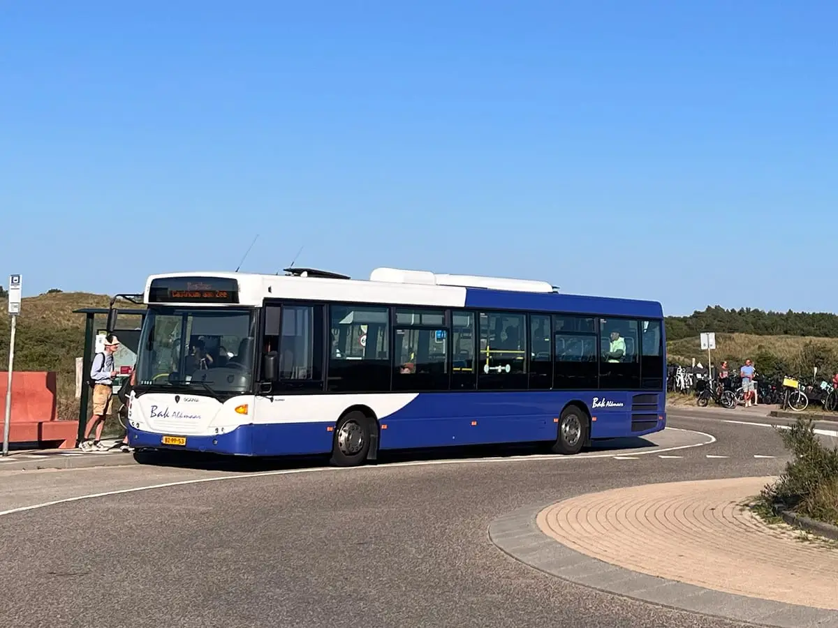 De Kustbus op de rotonde bij het strand