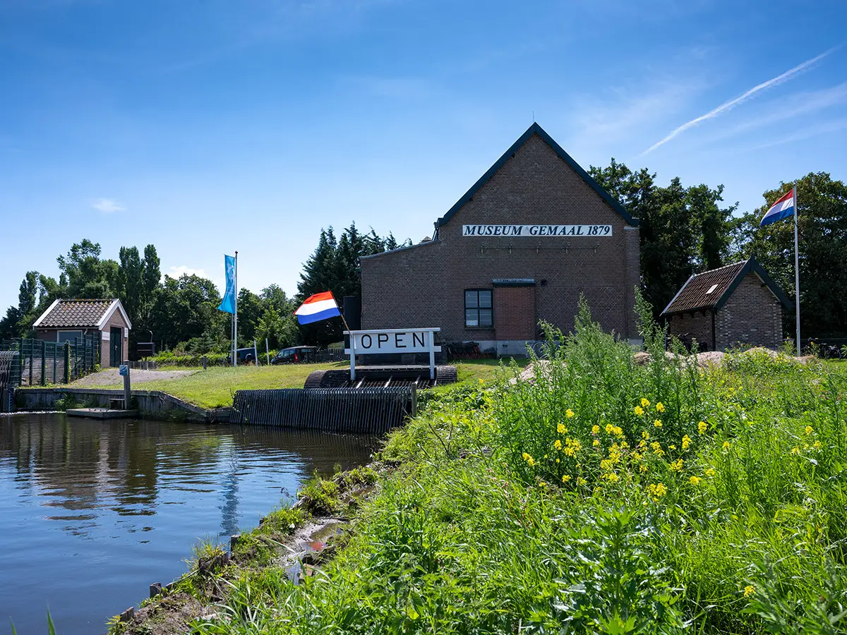 Het museum gemaal van buiten met een groot bord met 'OPEN'