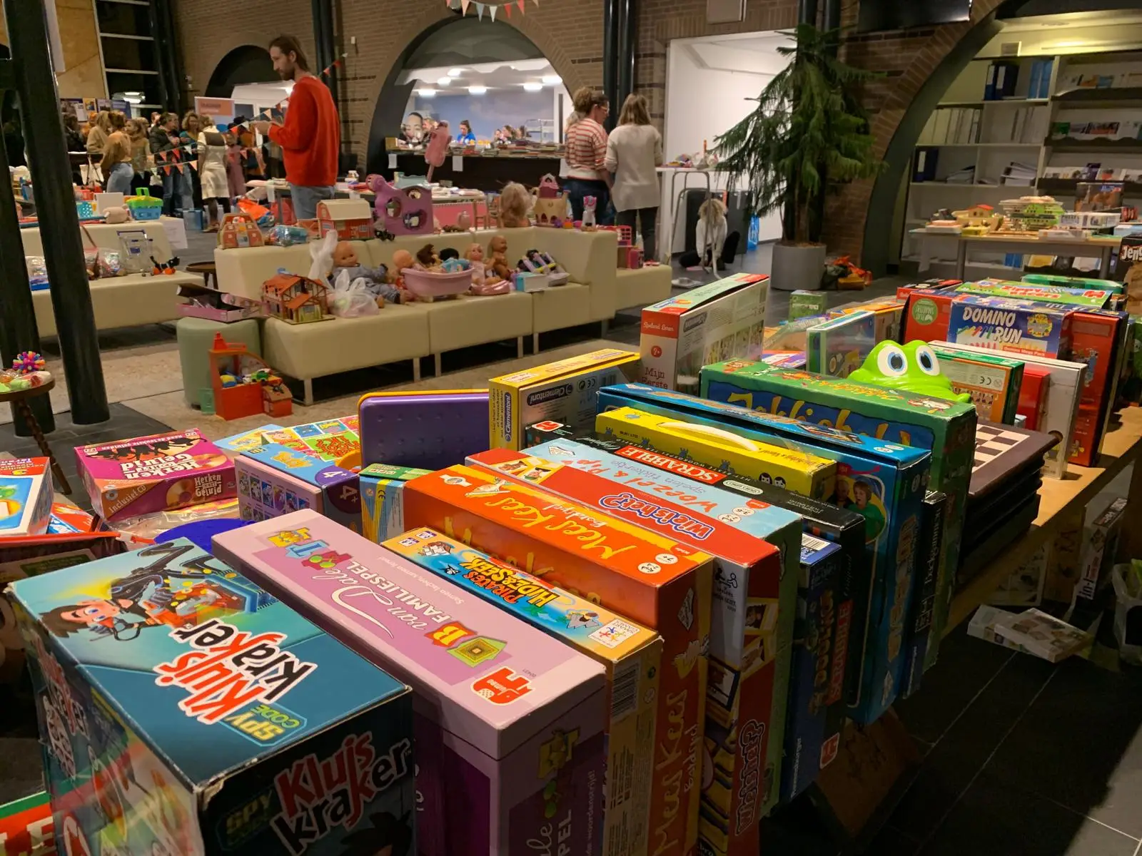 Speelgoedruilmarkt in het gemeentehuis