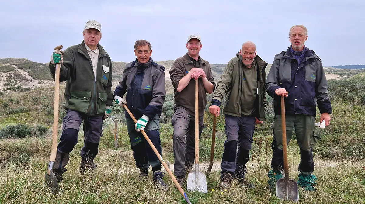 Wessel samen met een aantal medewerkers en vrijwilligers van PWN
