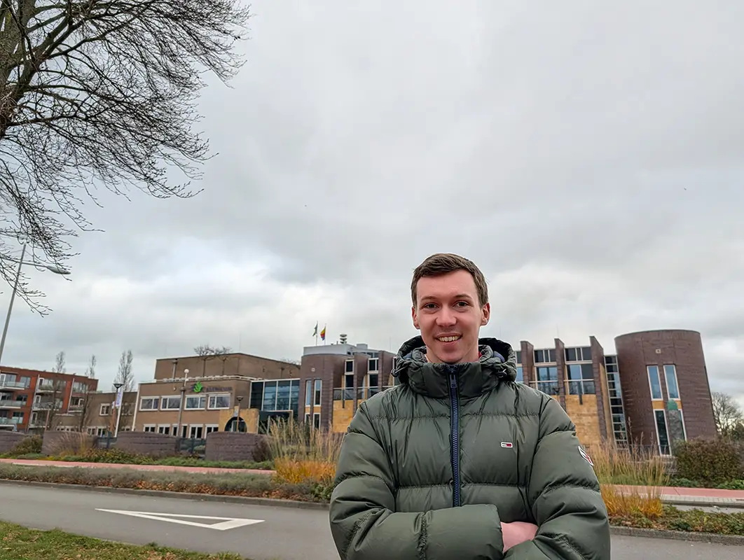 Rens Blom voor het gemeentehuis