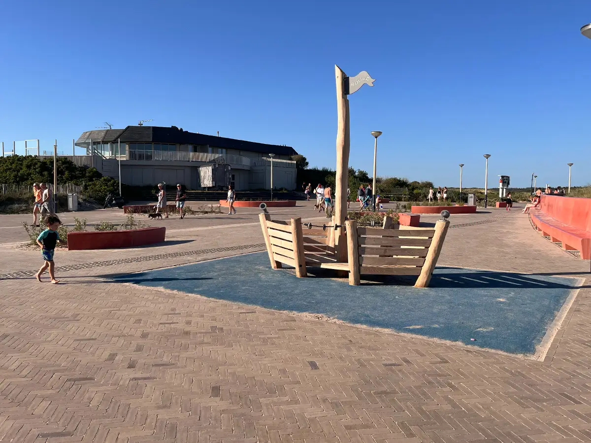 Houten speelbootje op het strandplateau