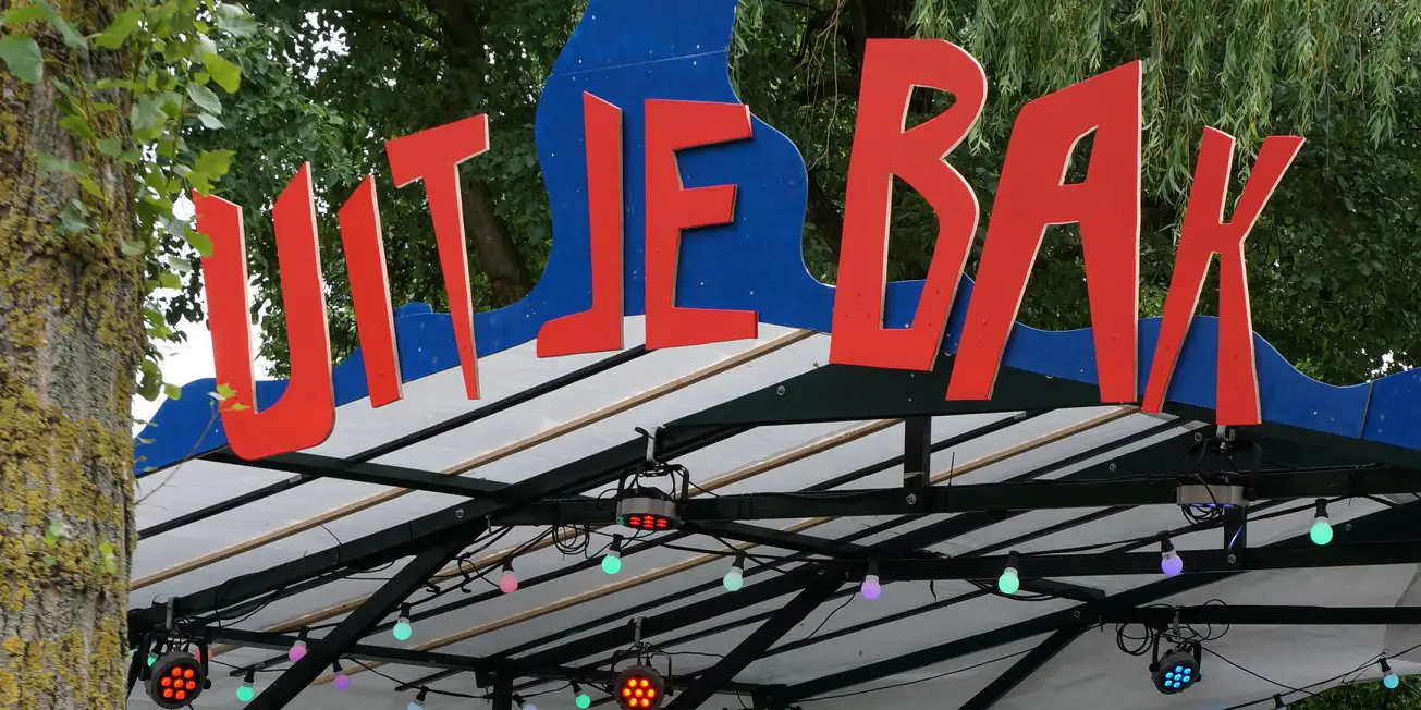 Uit Je Bak in houten letters