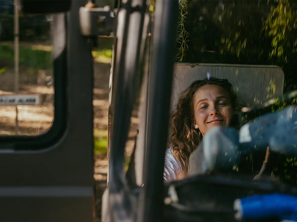 Vrouw in kamper