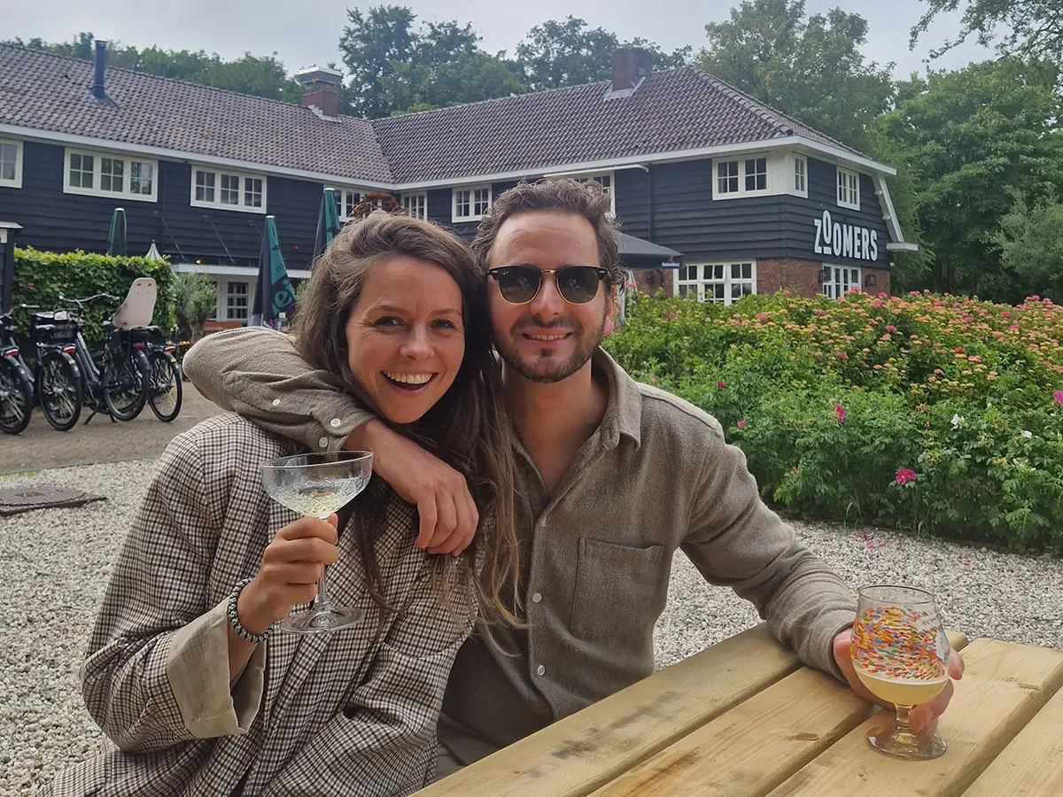Kim van Weering op het terras van Zoomers in het bos