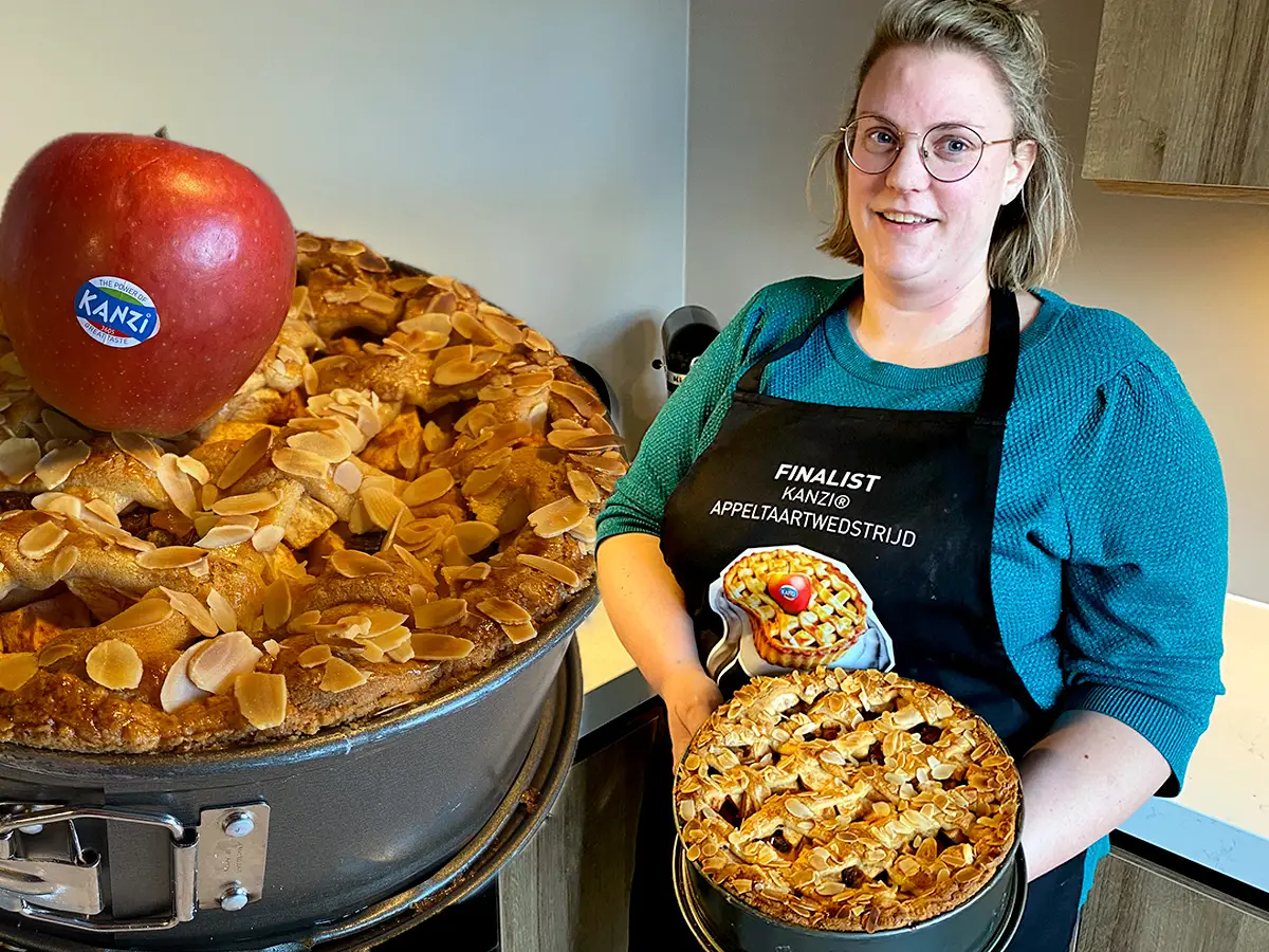 Astrid in haar keuken met de prijswinnende appeltaart