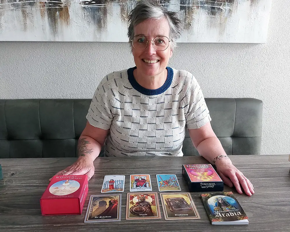 Daniëlle met tarotkaarten