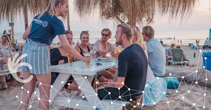 Picnictafel op het strand