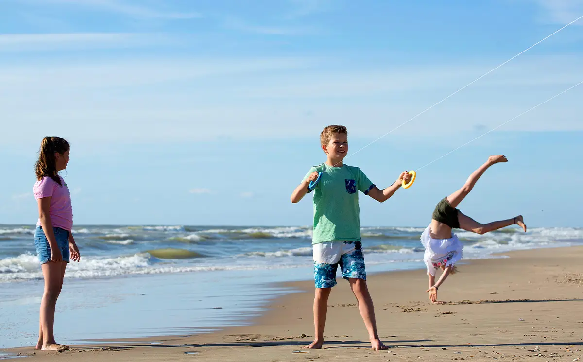 Kinderen spelen op het strand