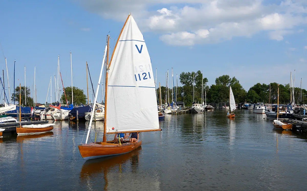 Zeilboot in de haven
