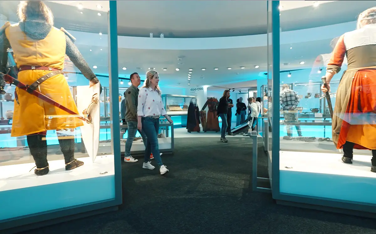 Man en vrouw lopen door Museum Huis van Hilde