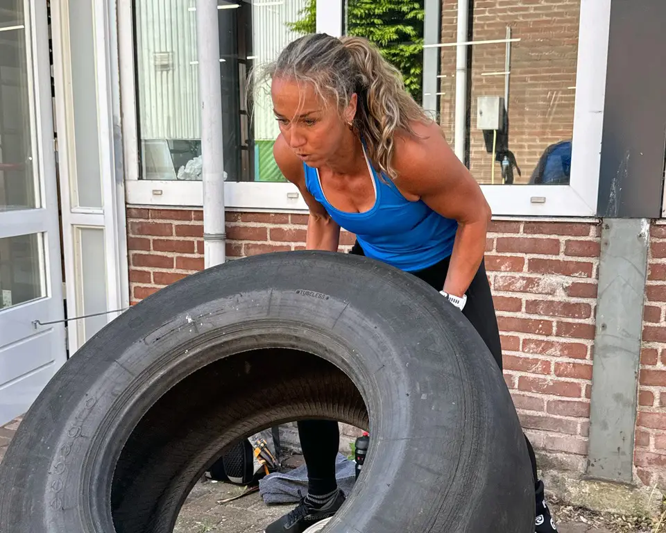 Marleen Zijlstra die een grote band optilt