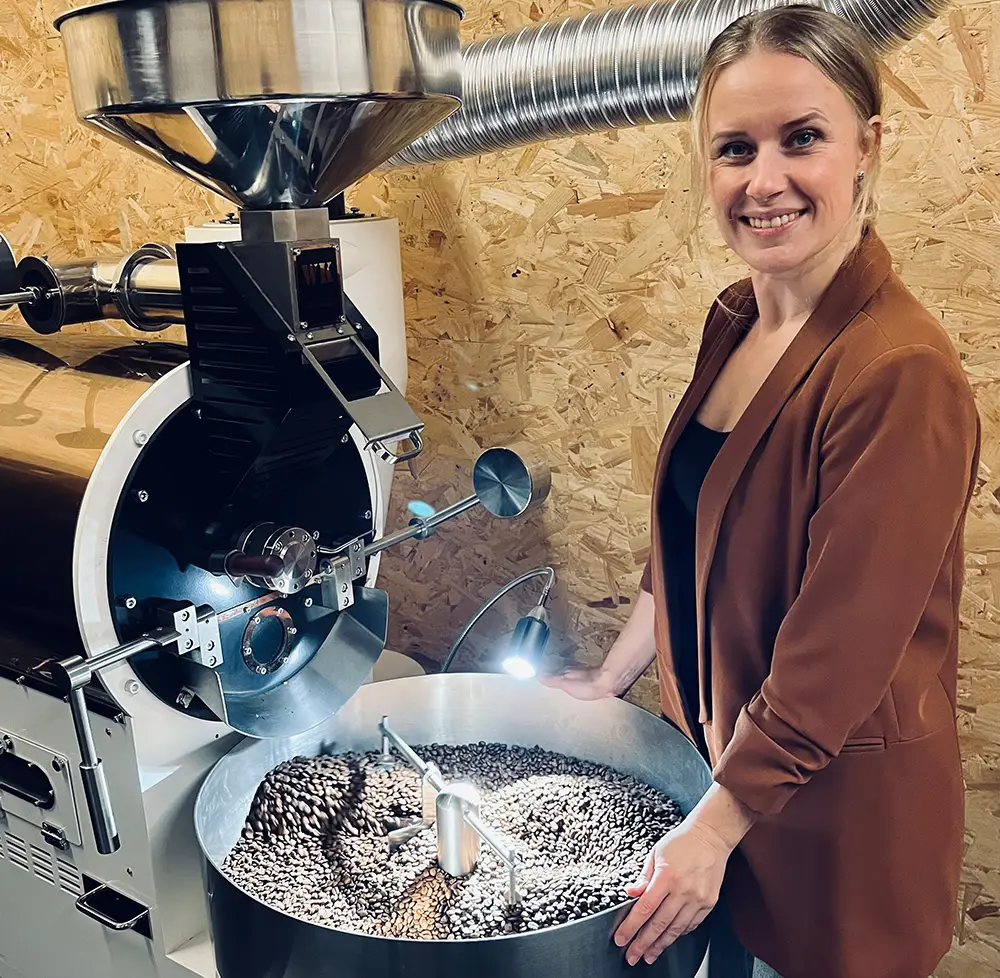 Linda in haar koffiebranderij