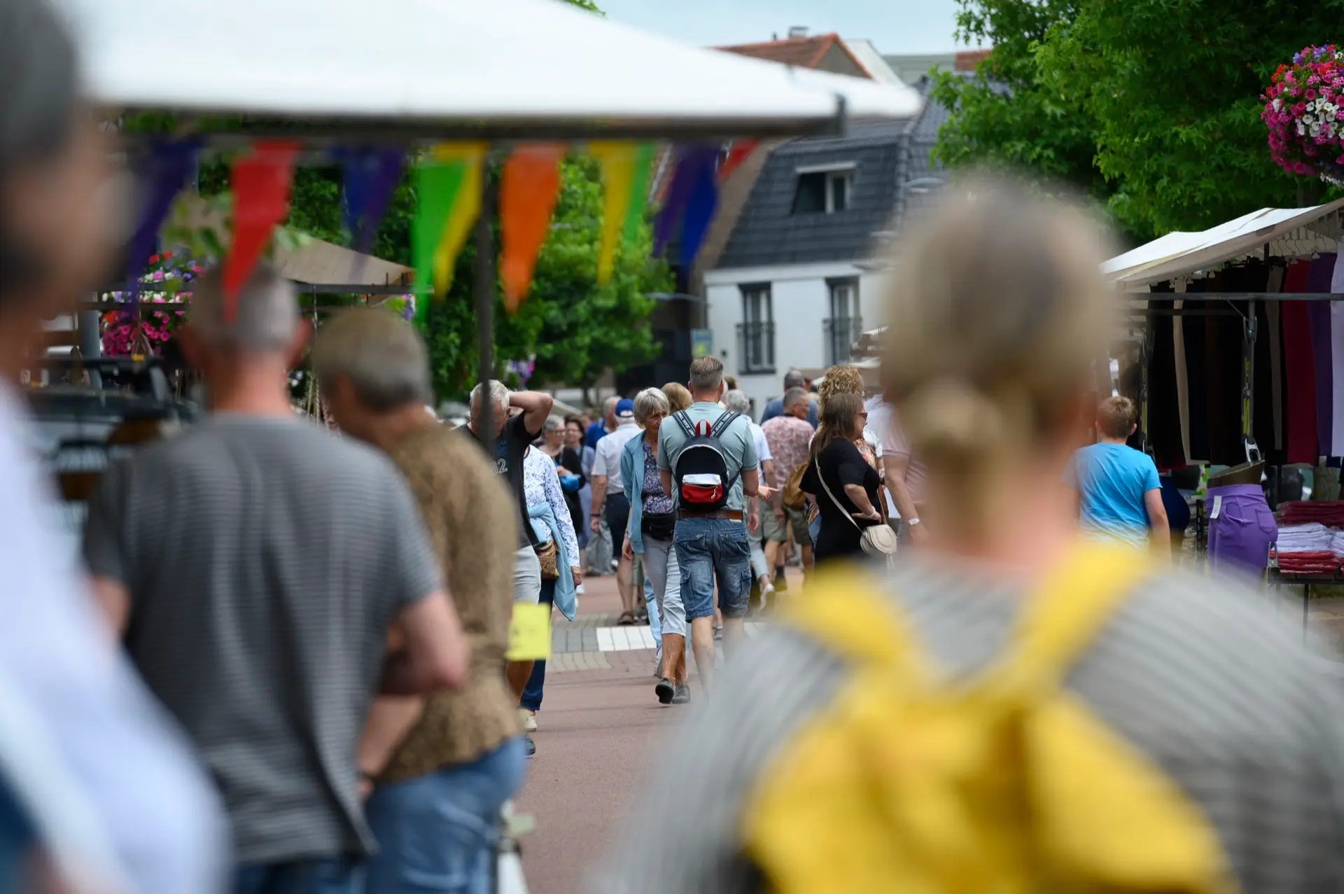 Veel mensen op een markt