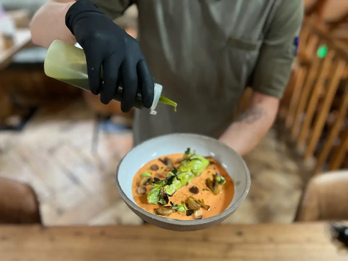 Chef voegt wat smaak toe aan gerecht