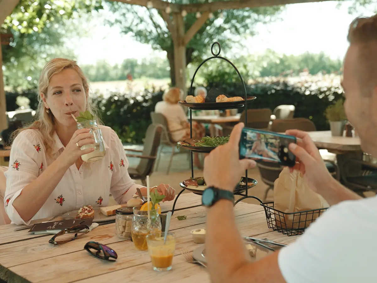 Eten op het terras van het Ruiterhuys