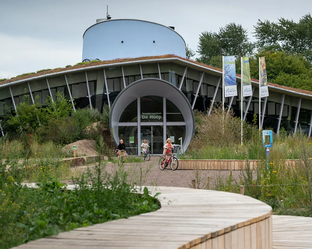 Entree van De Hoep met fietsende kinderen