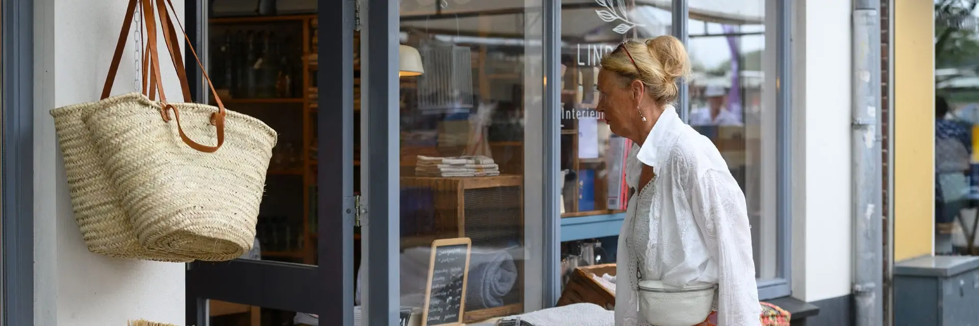 Vrouw voor een winkel