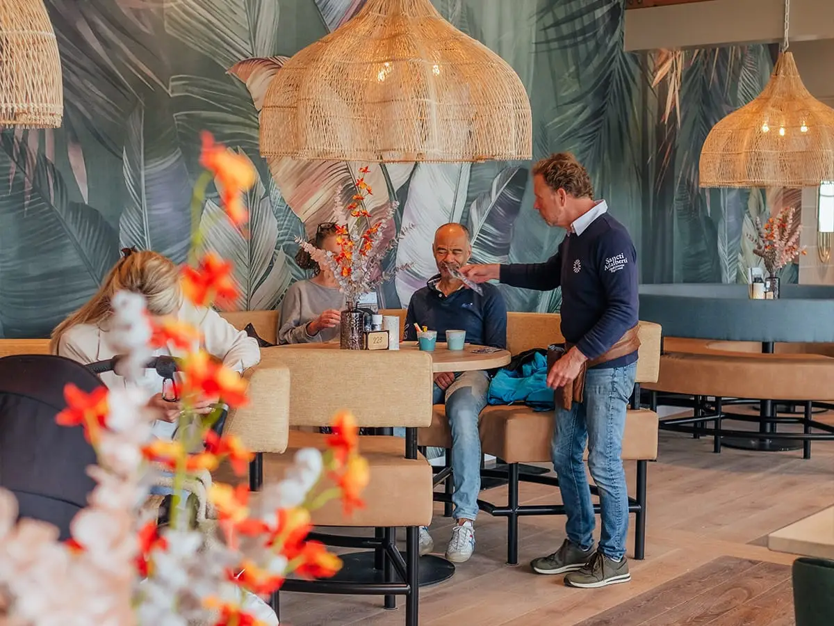 Ober schenkt een drankje in