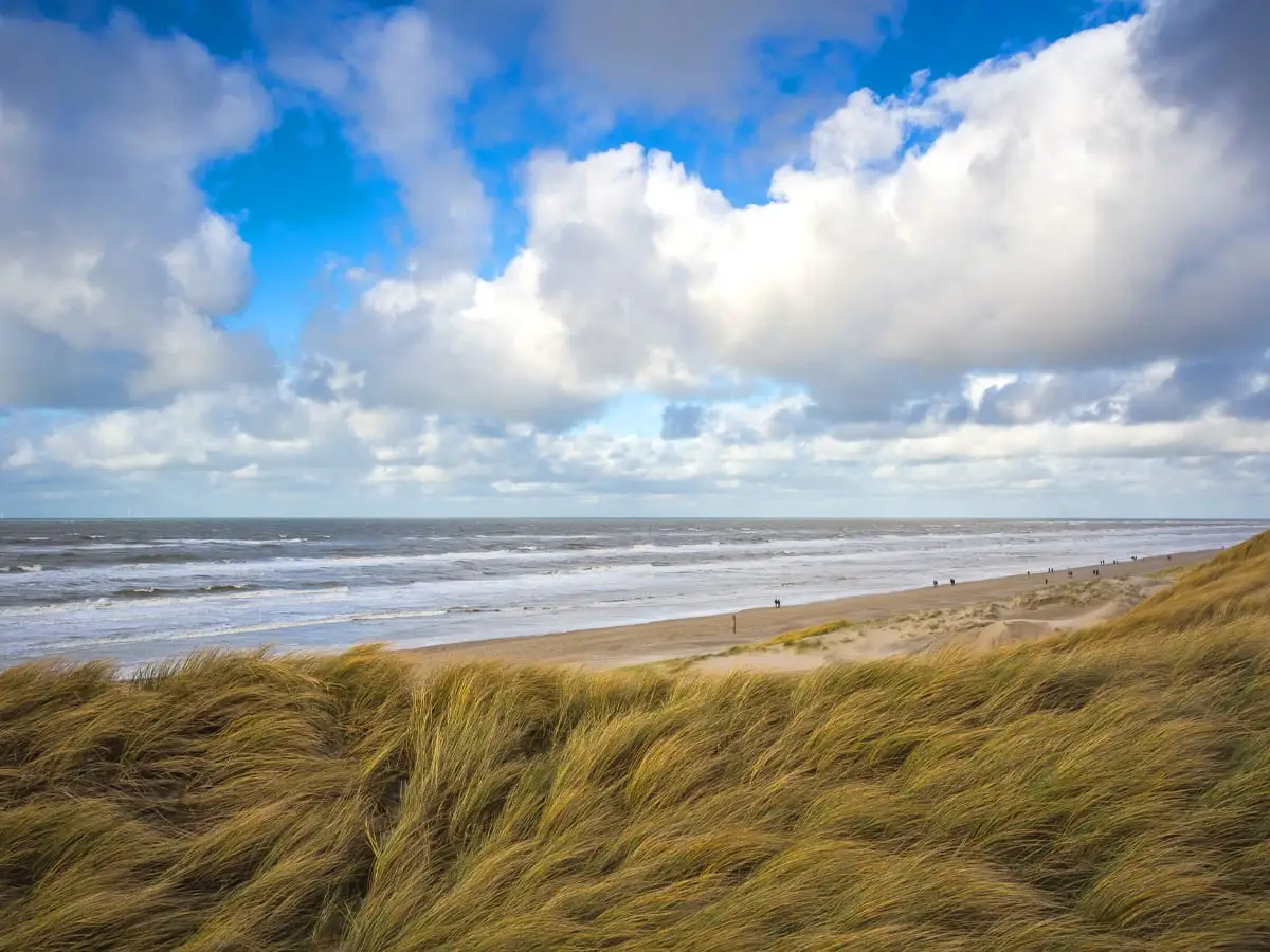 Zicht op zee vanaf het duin