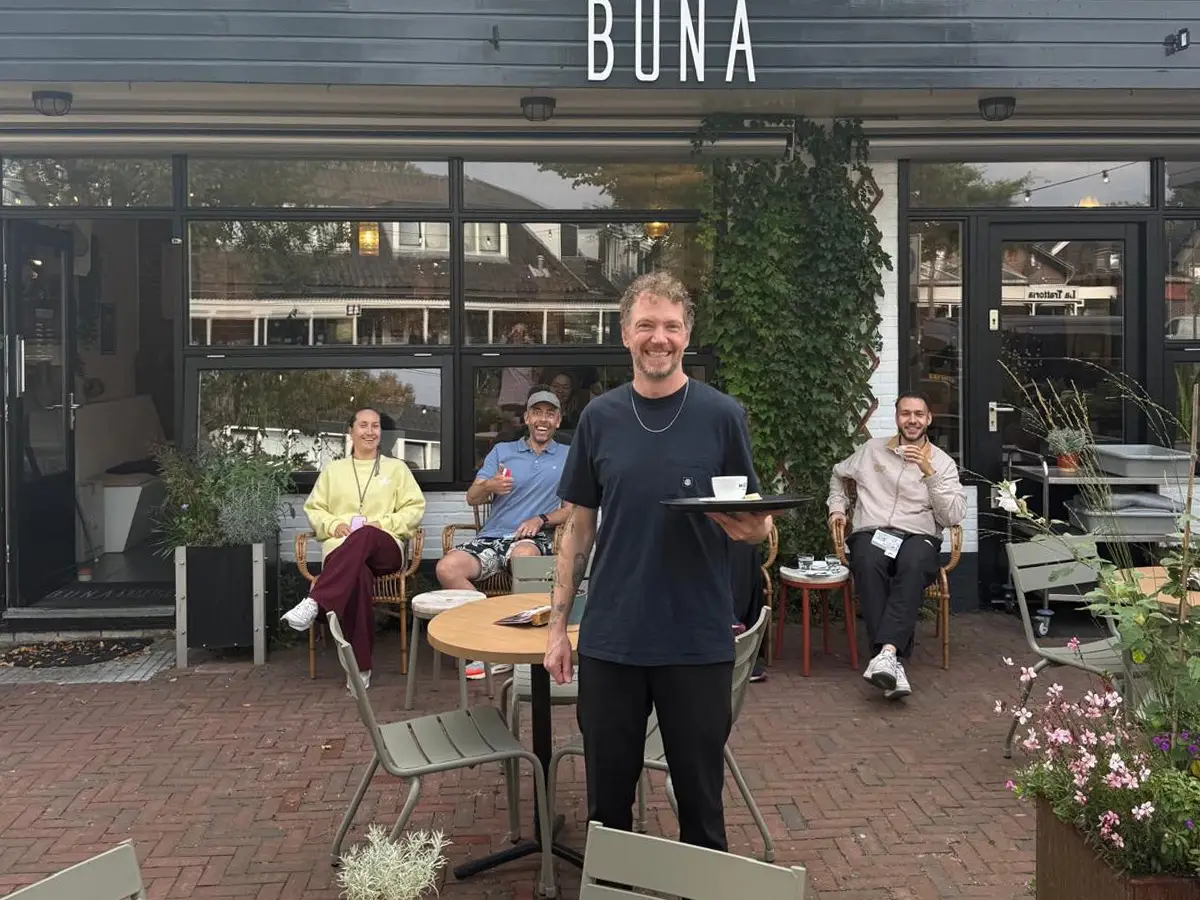 Terras van Buna met Vincent op de voorgrond