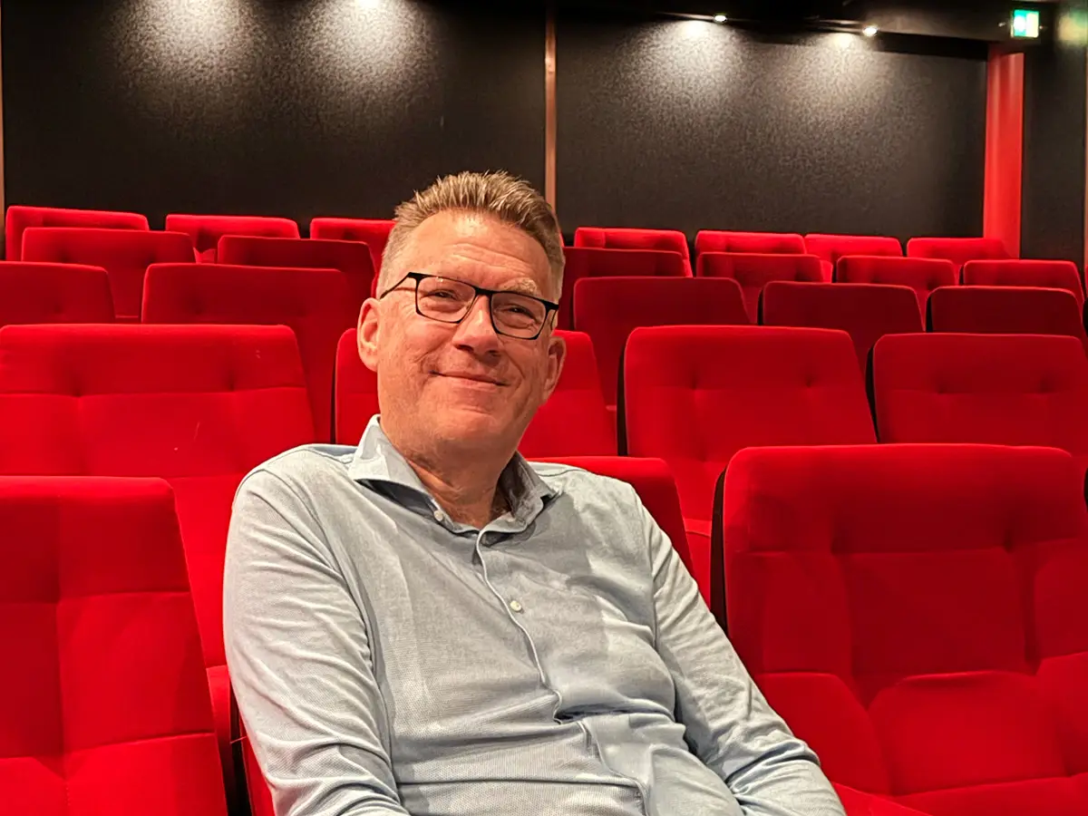 Erik op rode bioscoopstoel