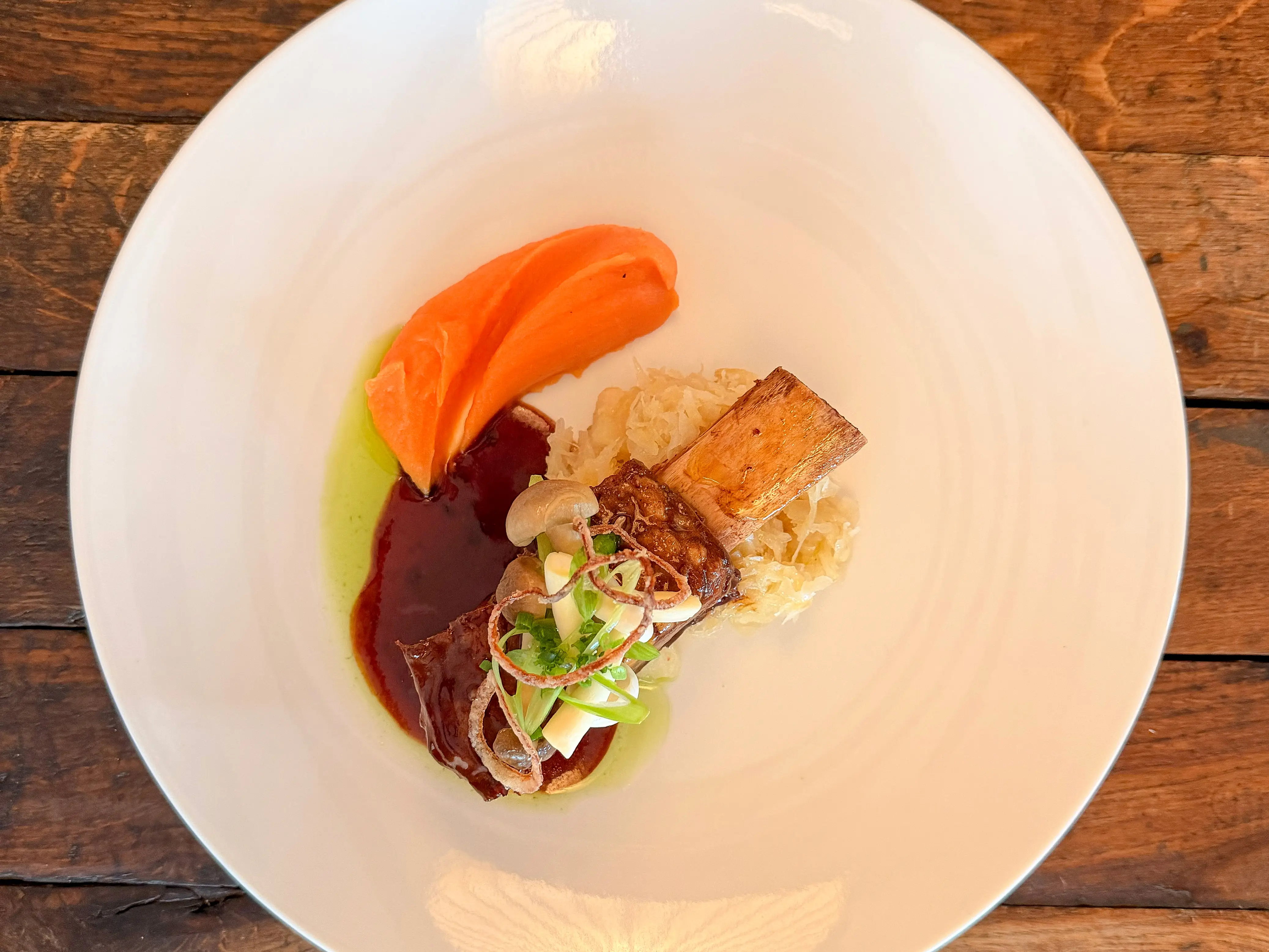 Bord met herfstgerecht met champignons