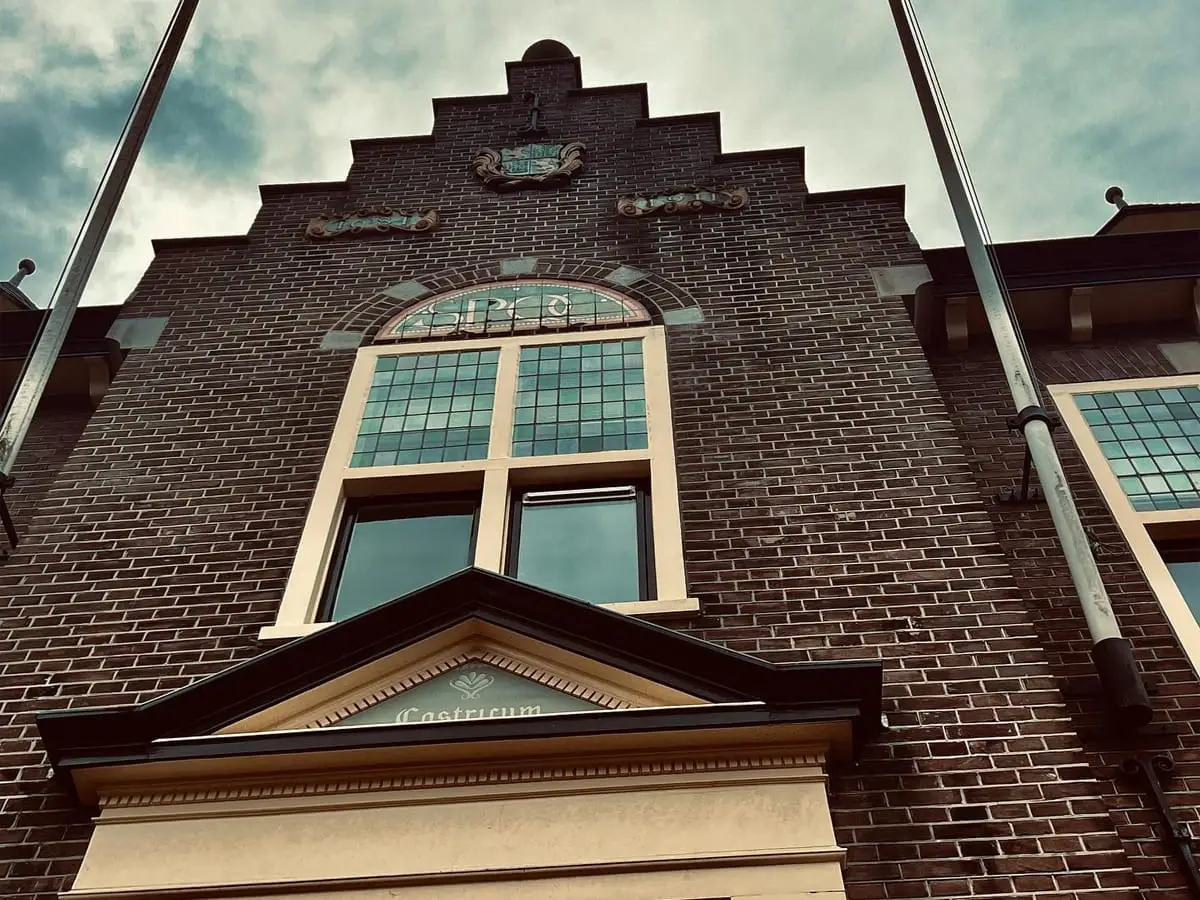 Detail van een raam van het Oude Raadhuis