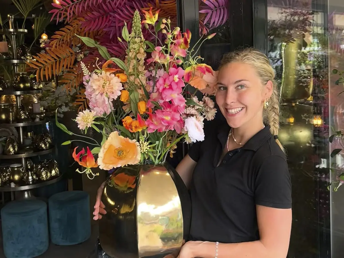Medewerker met bloemen