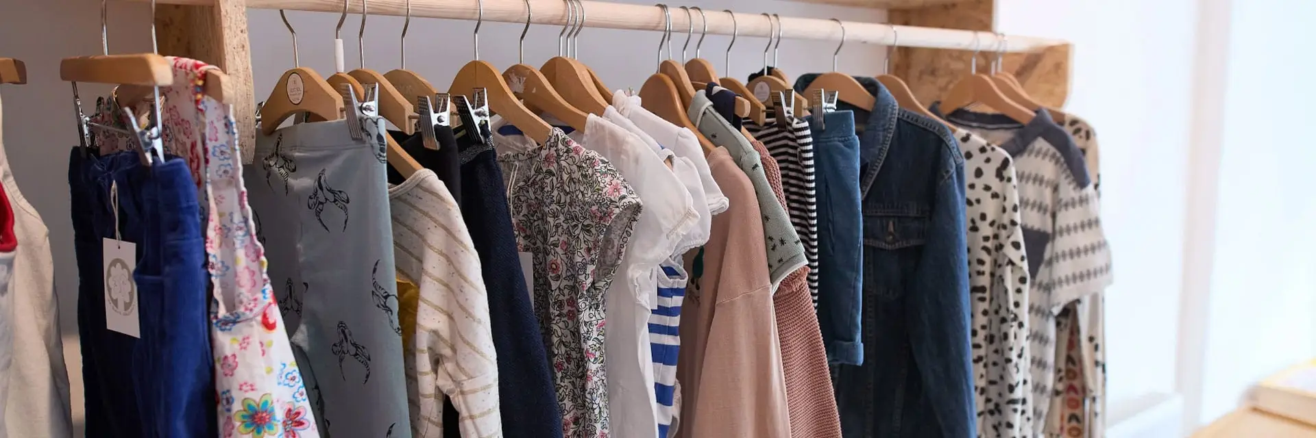 Tweedehands kleding op een rek