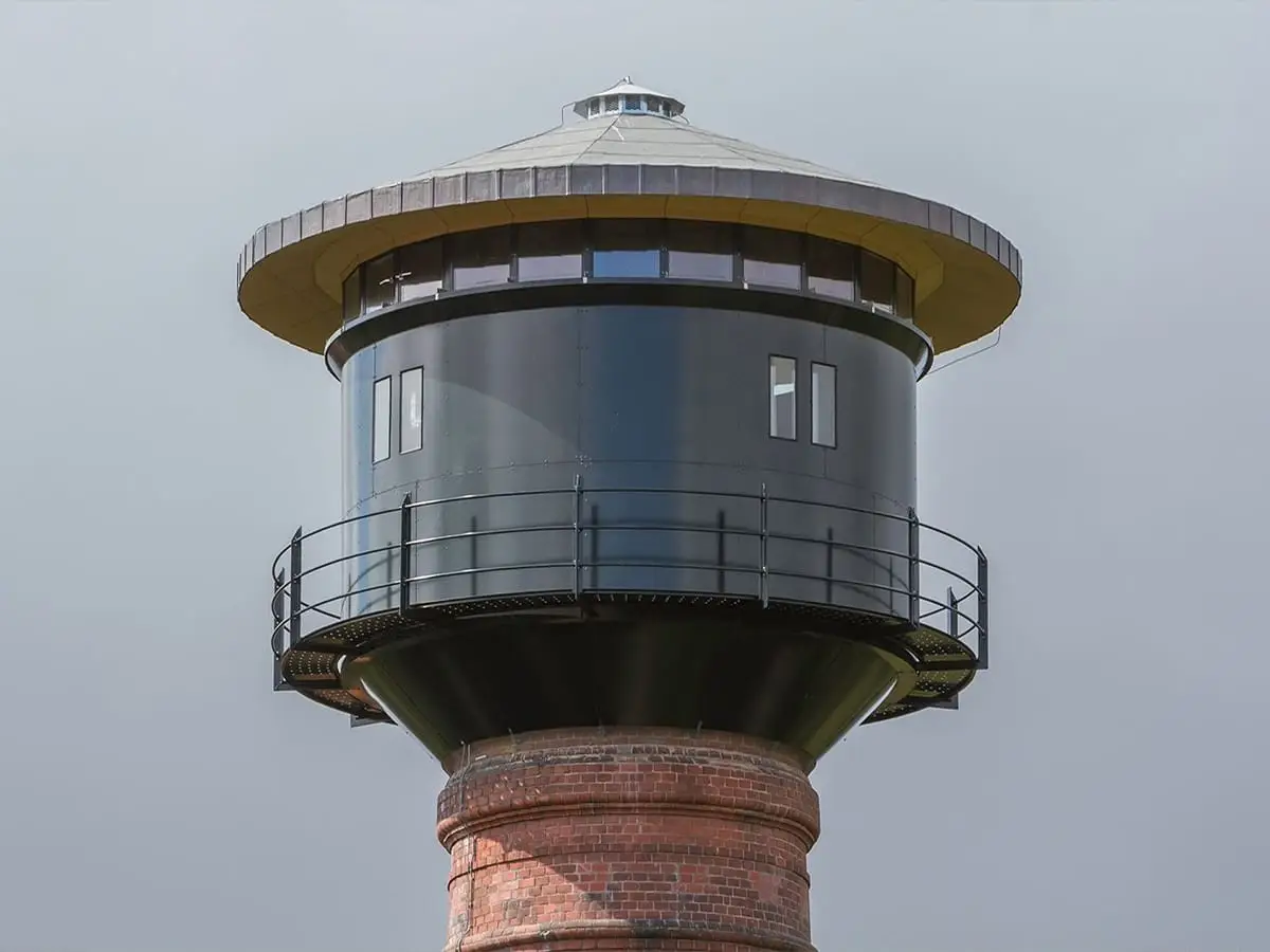 Watertoren met hotelkamer