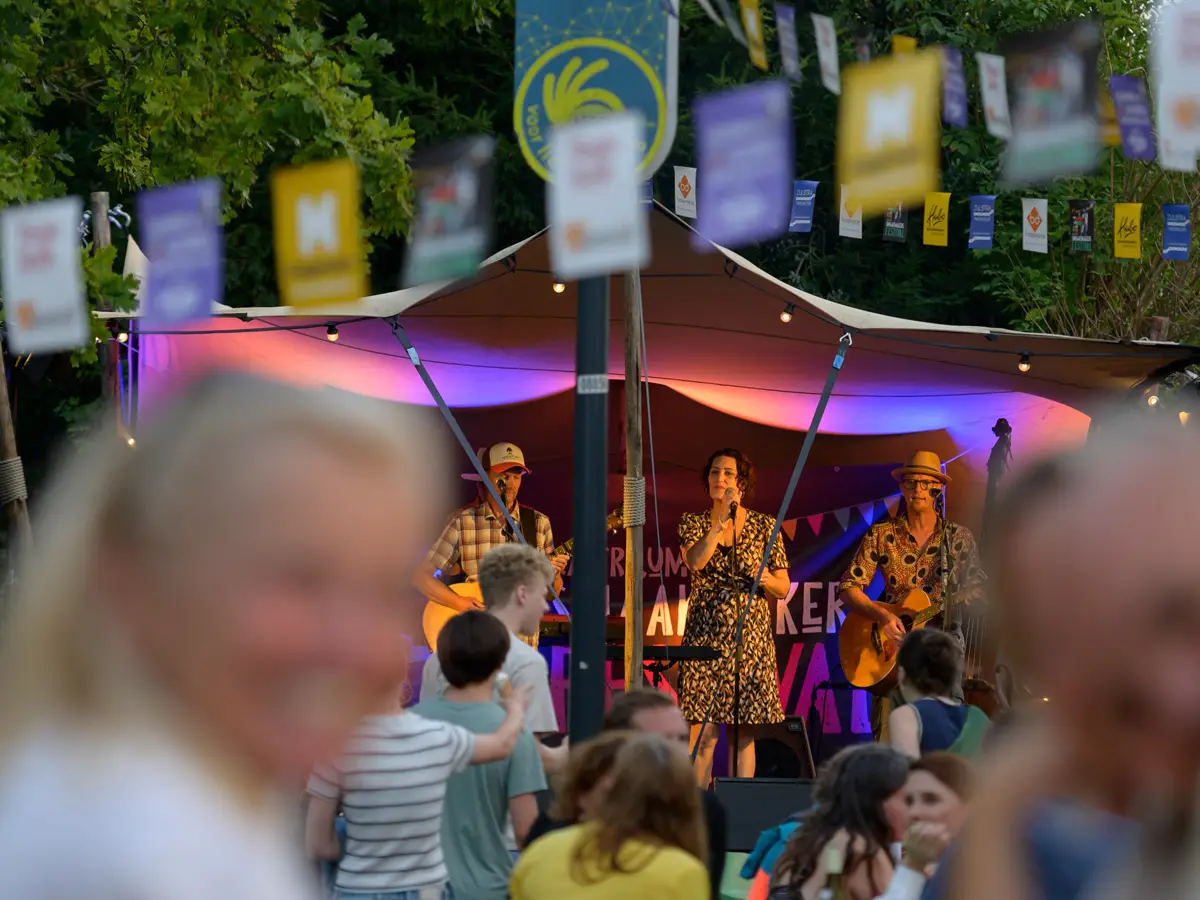 Spelende kinderen op een boerencamping in Limmen