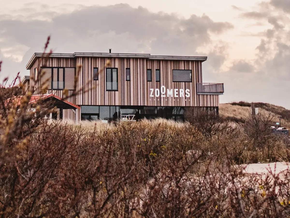 Strandhotel Zoomers aan het stand van Castricum