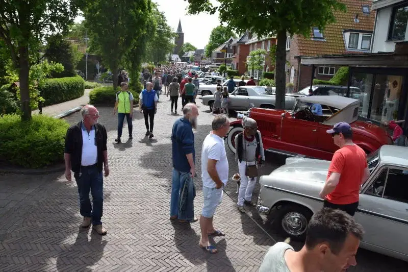 Turmstraße voller Oldtimer