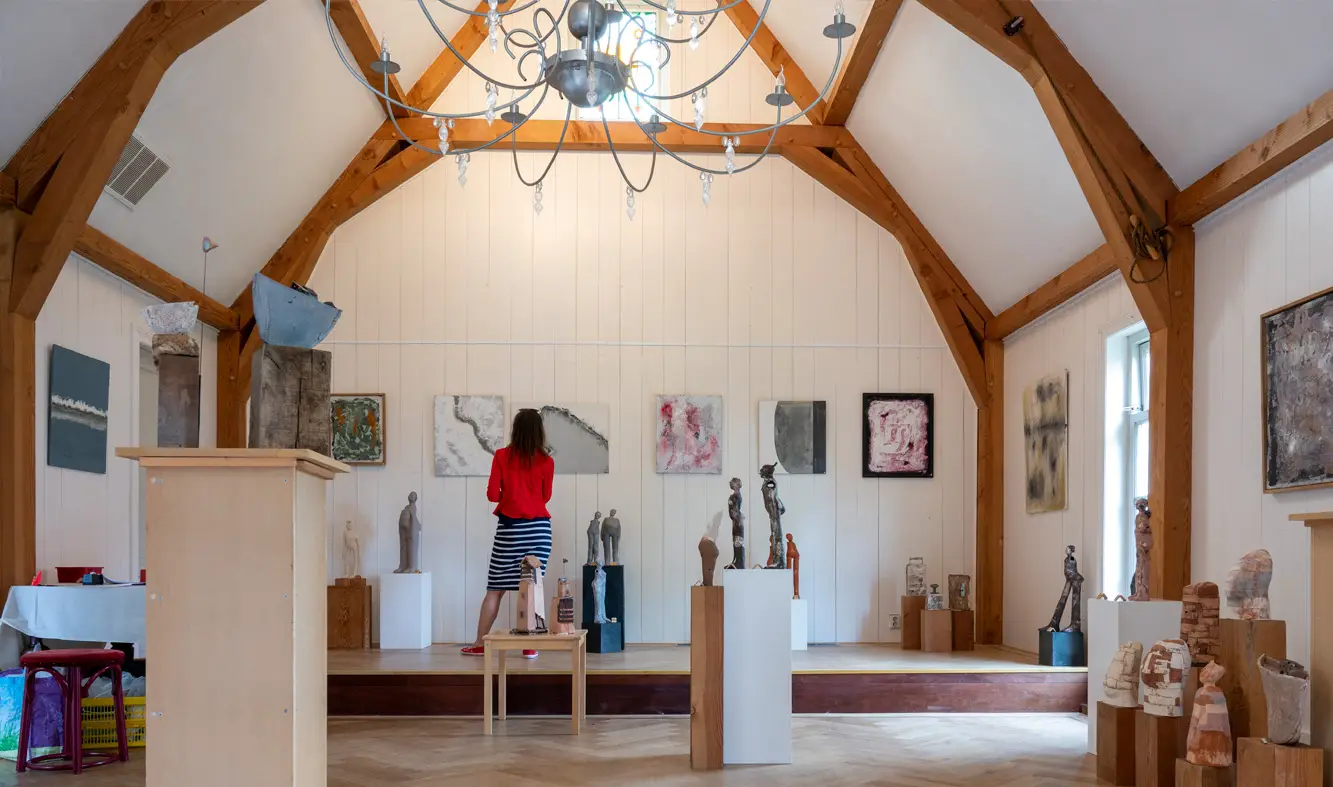 Vrouw kijkt naar kunstwerken