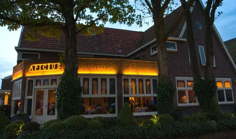 Apicius in Bakkum in de avond met verlicht logo