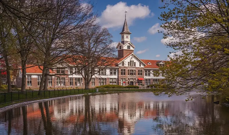 Duin en Bosch in Bakkum met het witte kerkje