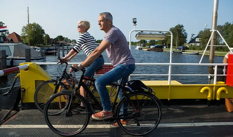Fietsers op de pont van Akersloot naar De Woude