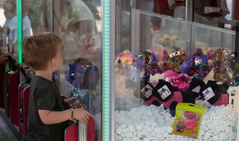 Kind aan het spelen op de Kermis