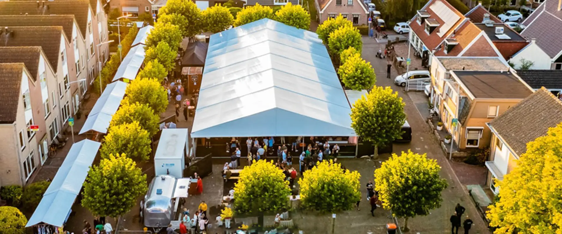 Vogelview van Akersloot tijdens het Rock en Roll festival