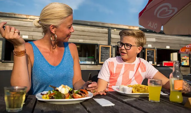 Eten bij één van de strandpaviljoens