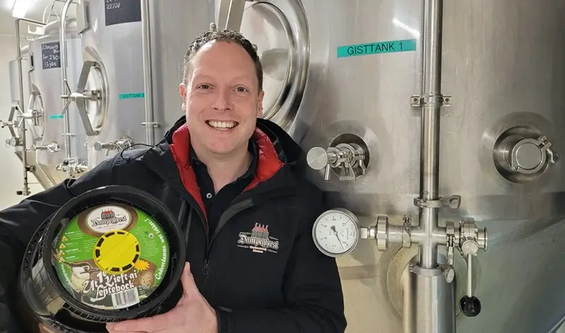 Perry Koot met een fust lentebock bier