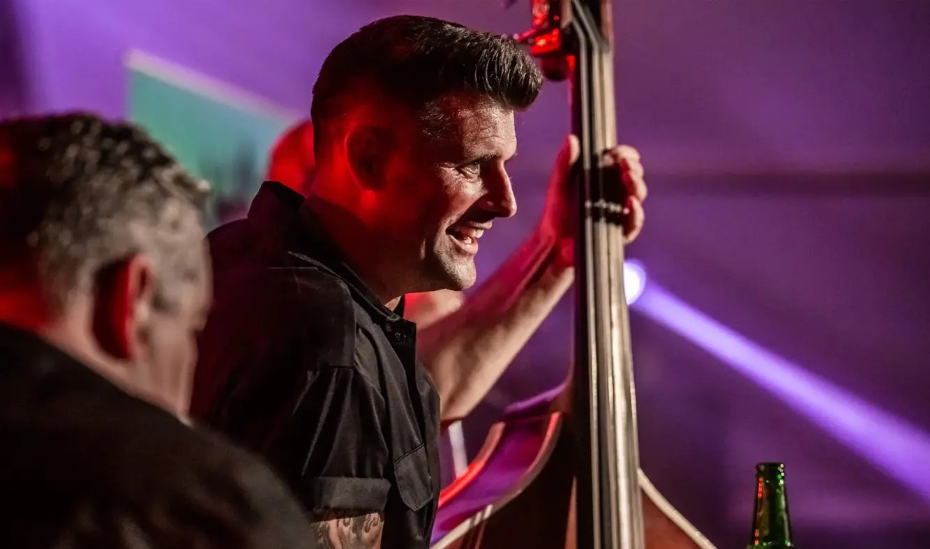 Bassist tijden een optreden op het rock 'n Roll festival