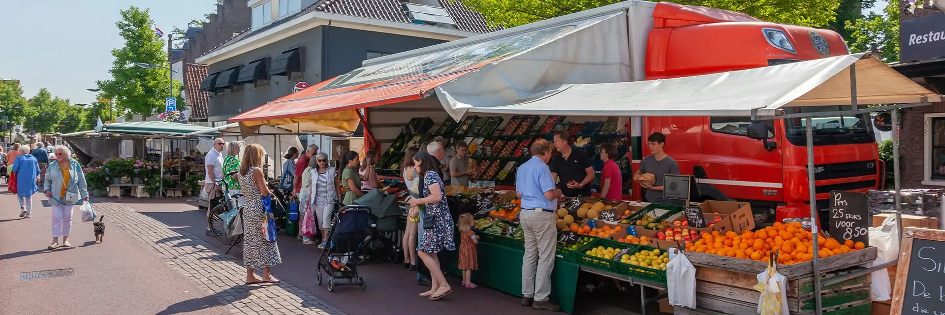 Een groente- en fruitkraam op de weekmarkt