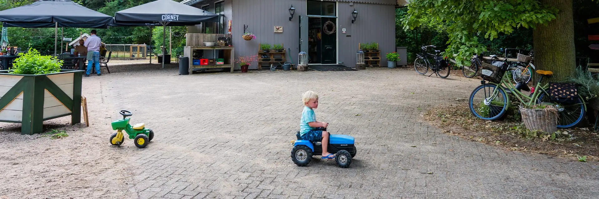 Kindje op minitractor bij het Hof van Kijk-Uit