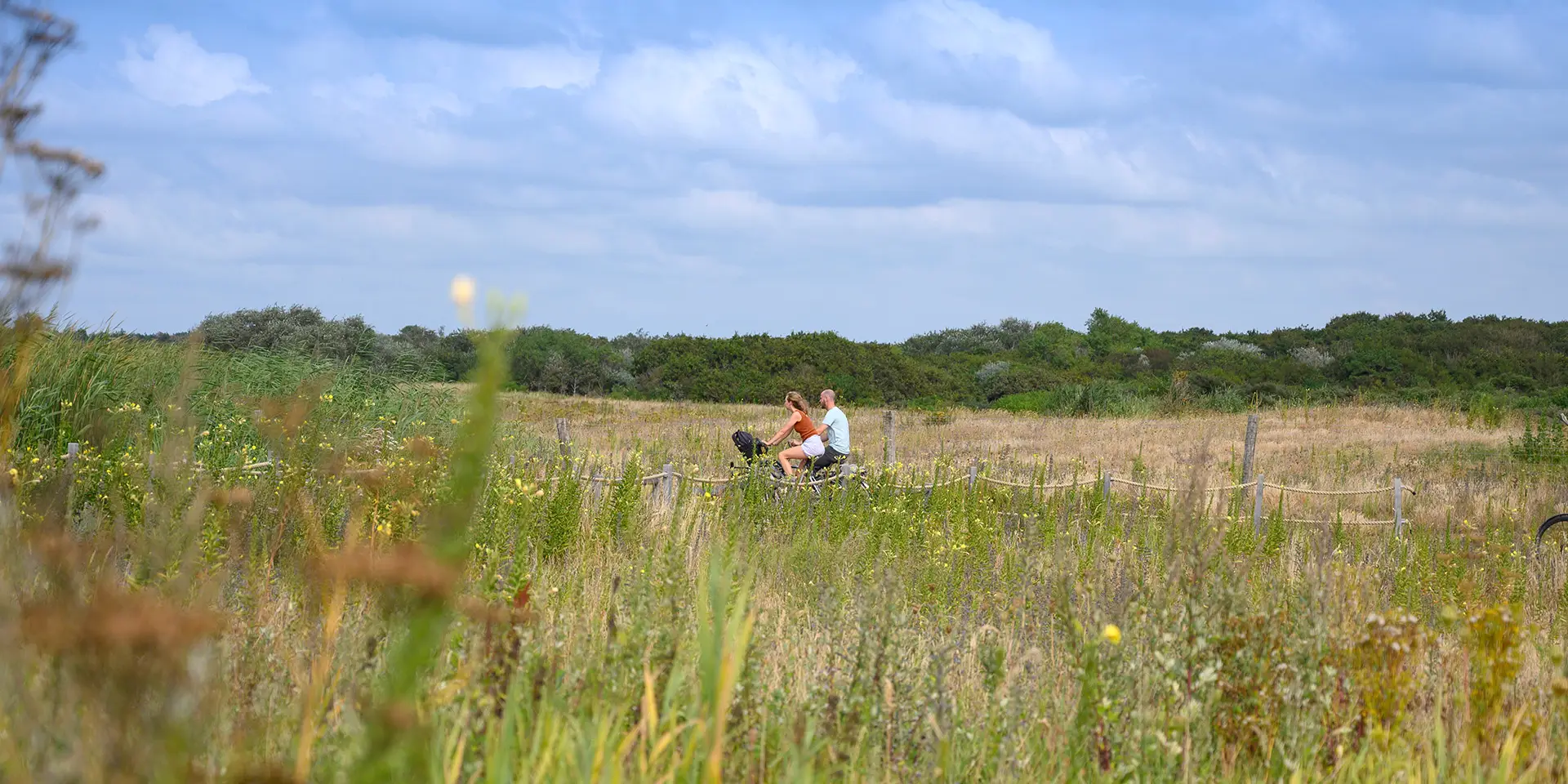 Stel fiets door de duinen van Castricum