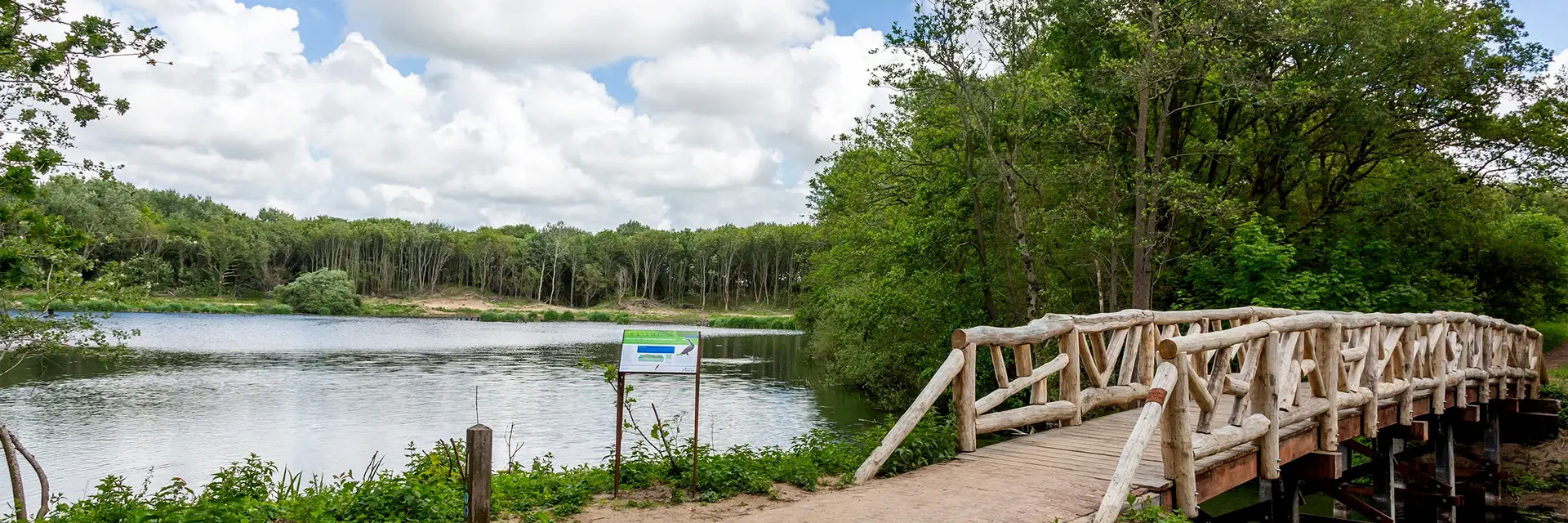 Uitzicht op meertje van Vogelzand met de nieuwe houten brug