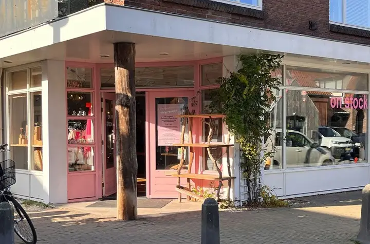 On Stock van buiten met roze details